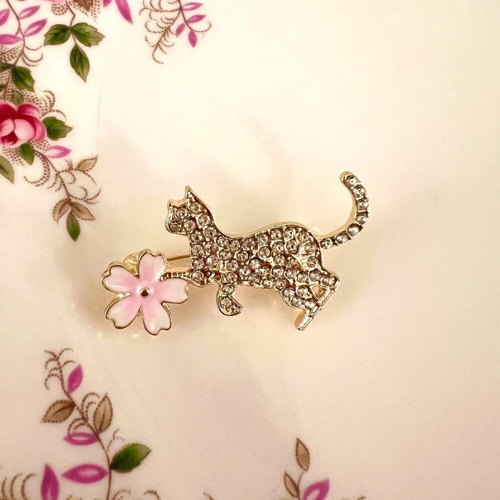 🧷🐈‍⬛🌸Gorgeous Rhinestone Cat Playing with Flower Brooch/Pin - WOW - Picture 3 of 5